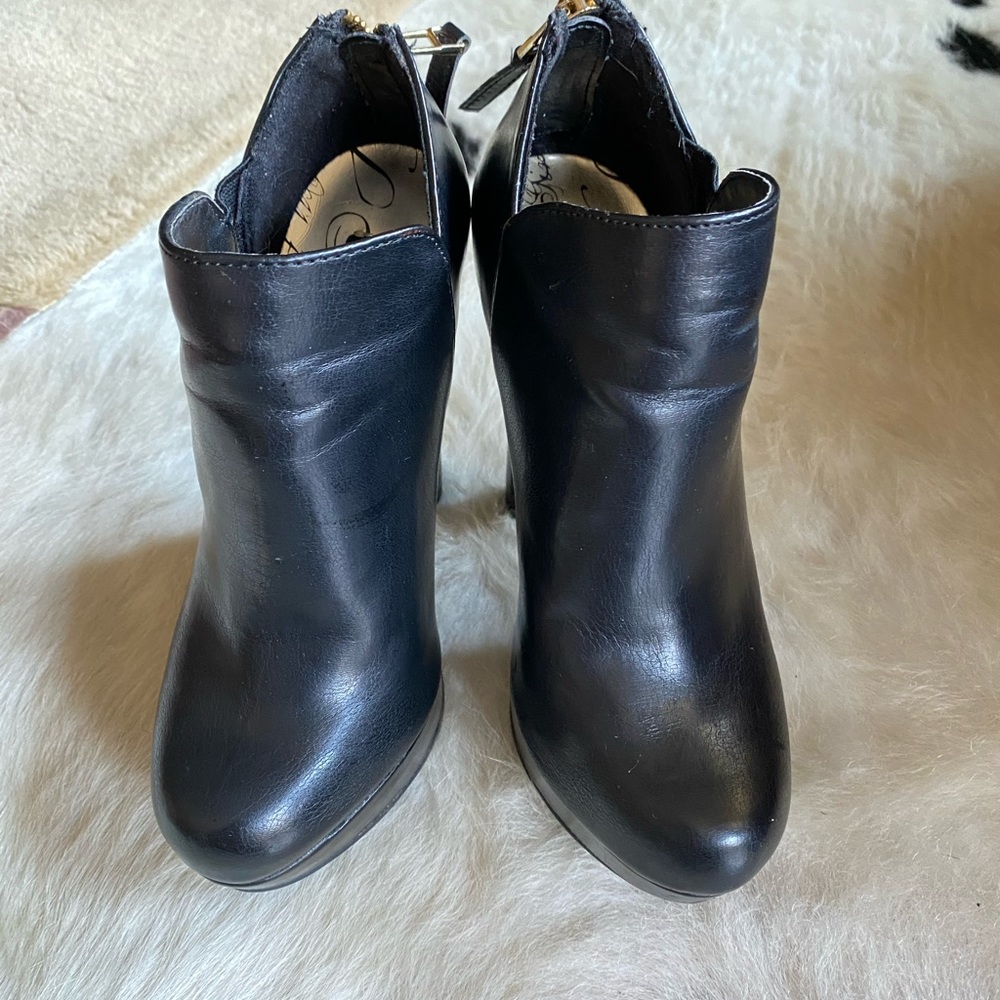 Stylish black high heel booties. Side zip, size 5 1/2. Worn 1 time.